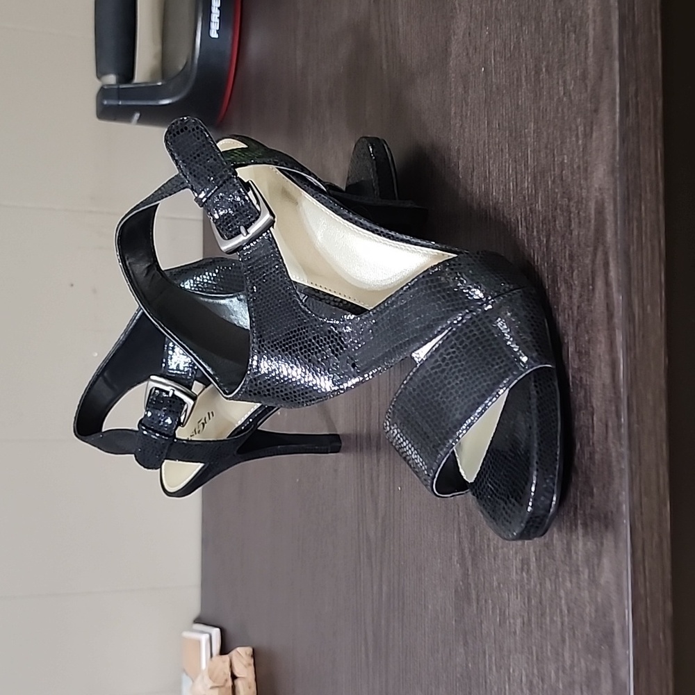 Sz 8.5 East5TH black strappy heels